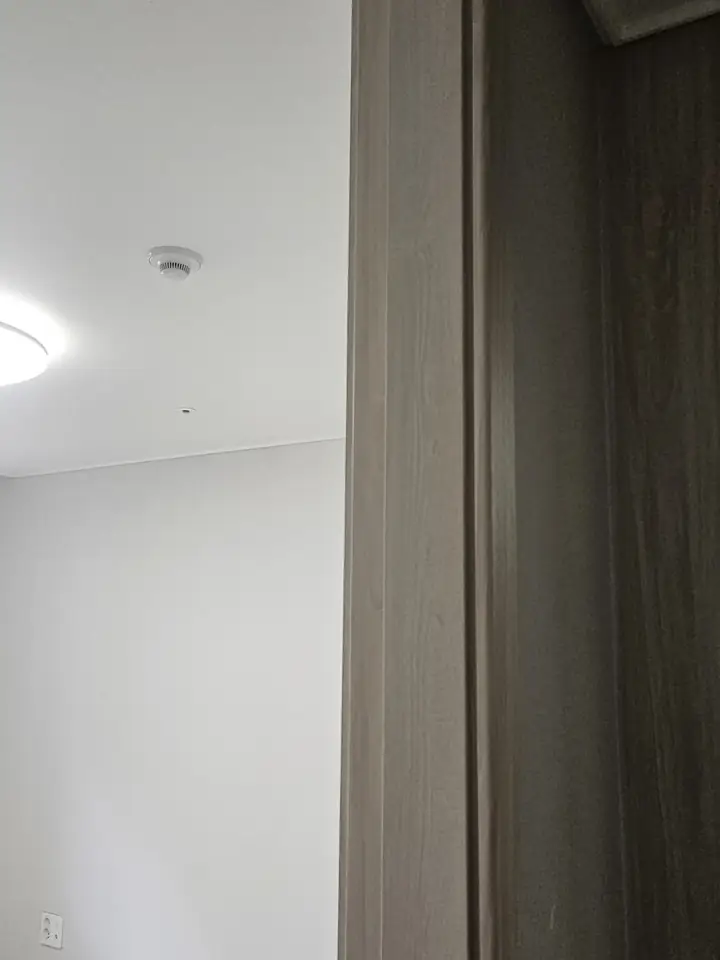 일산 sk뷰 문틀시트지 색상 시트지 색을 맞춘 뒤 문틀과 바닥